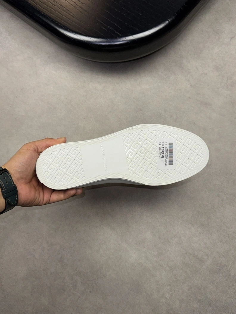 Minimalist Gxvxnchy Sneakers 152416