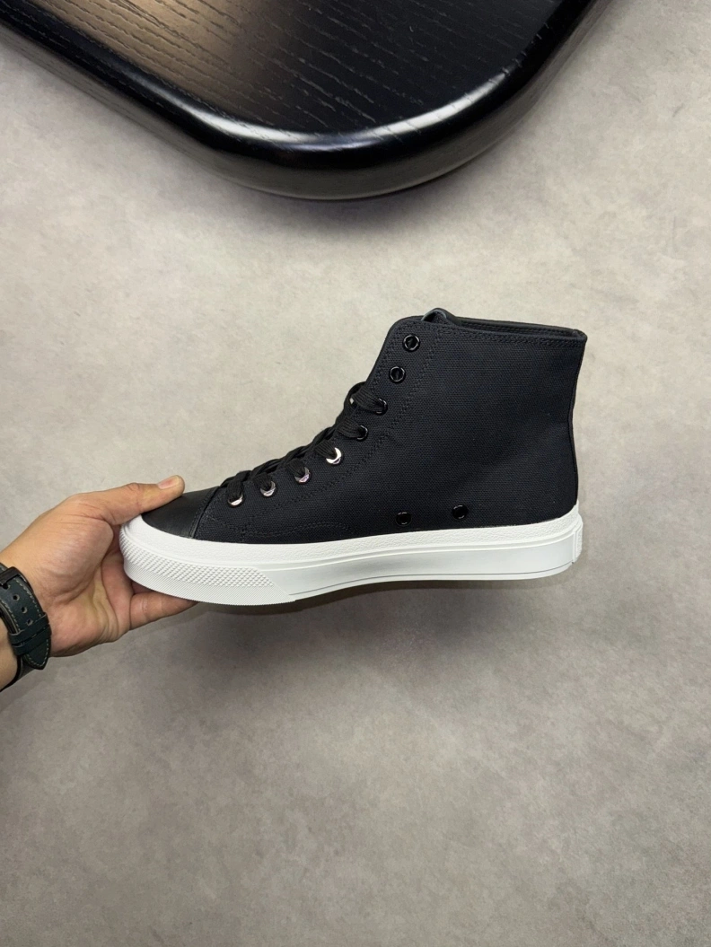 Gxvxnchy Sneakers EasyMatch 152415