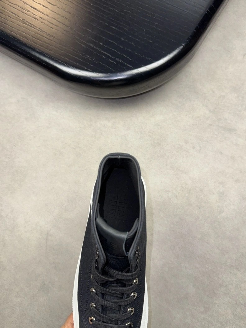 Gxvxnchy Sneakers EasyMatch 152415