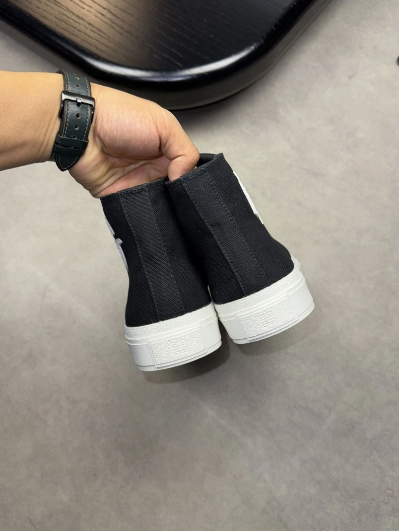 Gxvxnchy Sneakers EasyMatch 152415