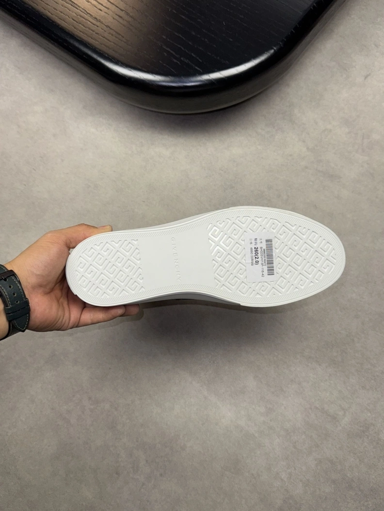 Gxvxnchy Sneakers EasyMatch 152415