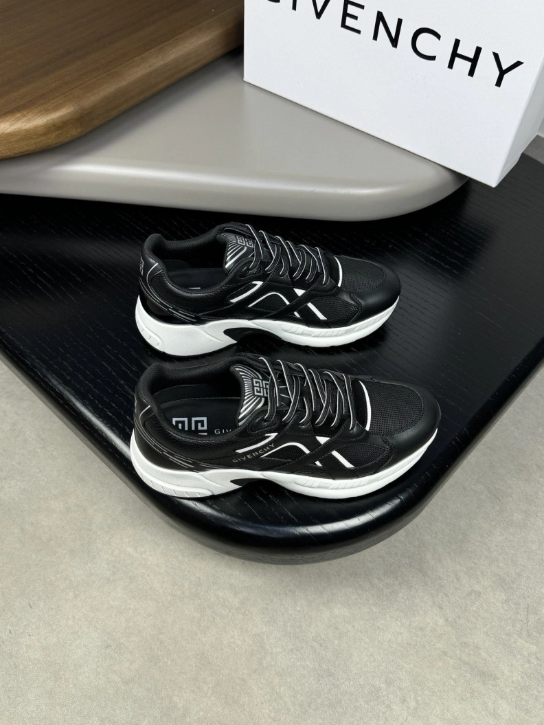 Trendsetting Gxvxnchy Sneakers 152408