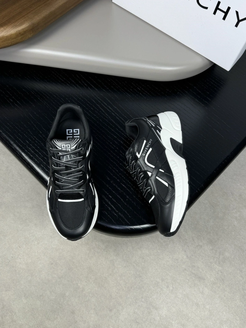 Trendsetting Gxvxnchy Sneakers 152408