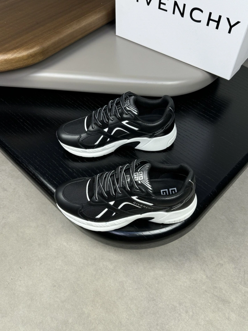 Trendsetting Gxvxnchy Sneakers 152408