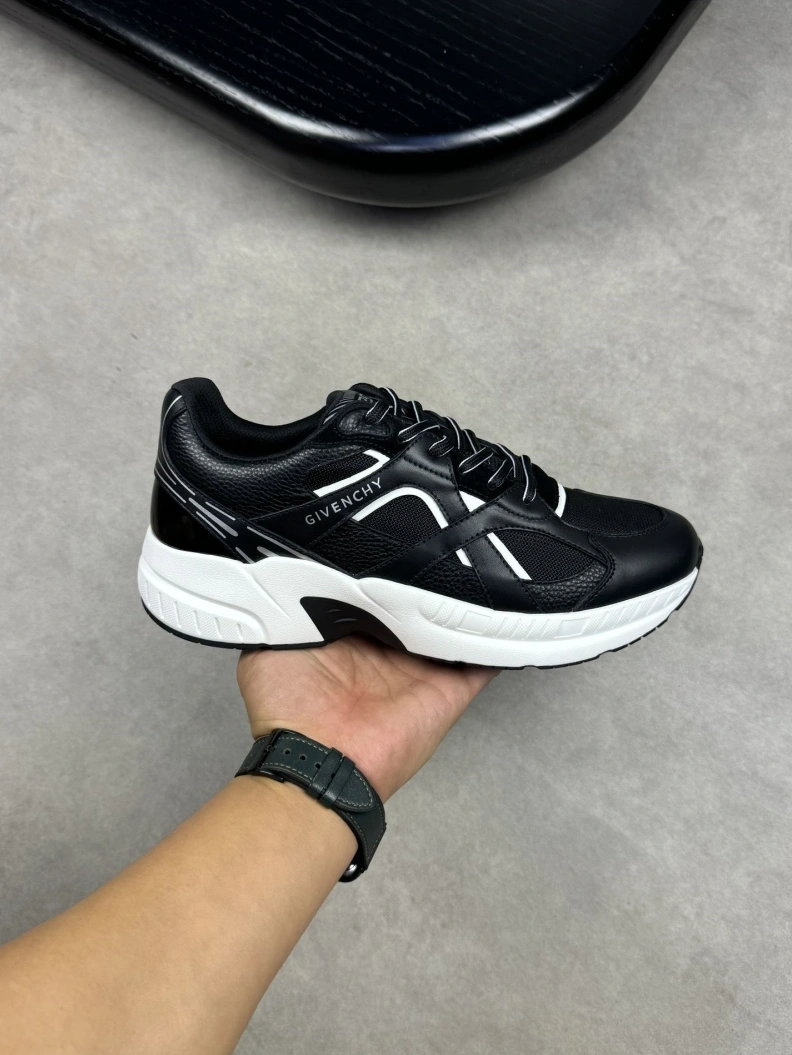 Trendsetting Gxvxnchy Sneakers 152408
