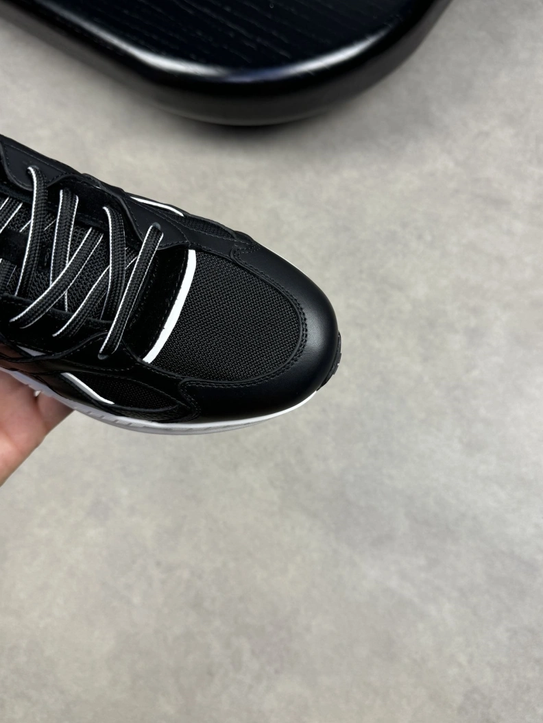 Trendsetting Gxvxnchy Sneakers 152408