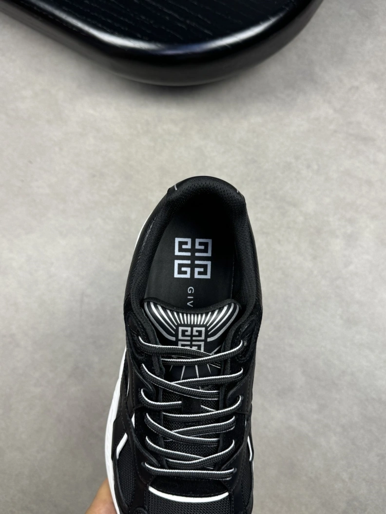 Trendsetting Gxvxnchy Sneakers 152408