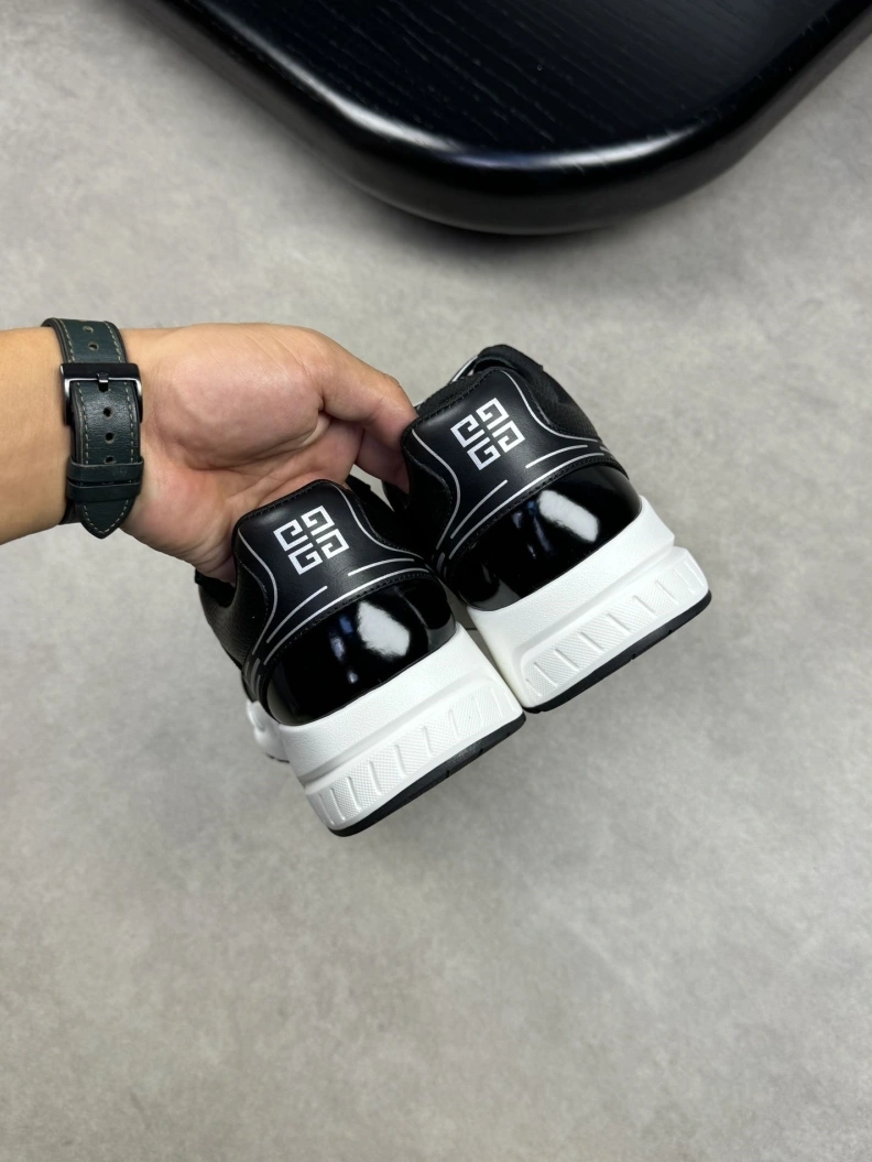 Trendsetting Gxvxnchy Sneakers 152408