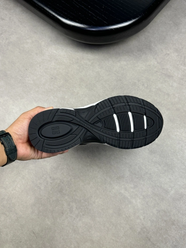 Trendsetting Gxvxnchy Sneakers 152408