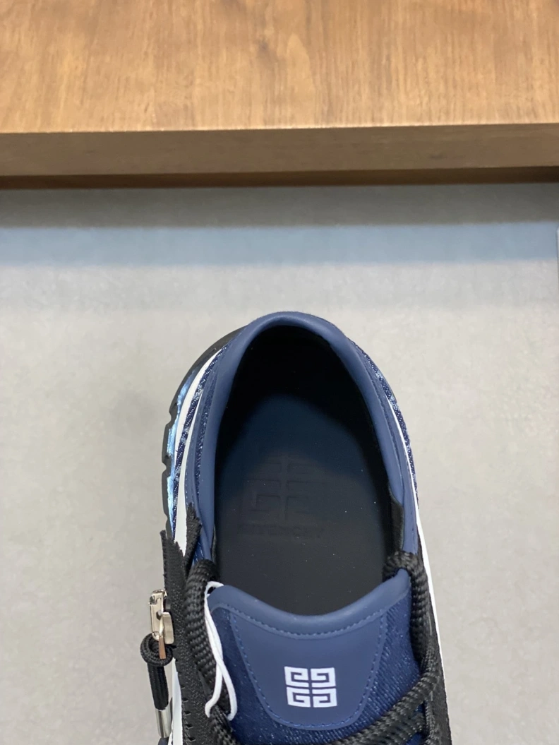 AllSeason Gxvxnchy Sneakers 152401