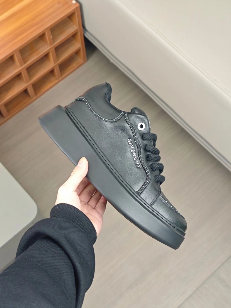Timeless Gxvxnchy Sneakers 152395