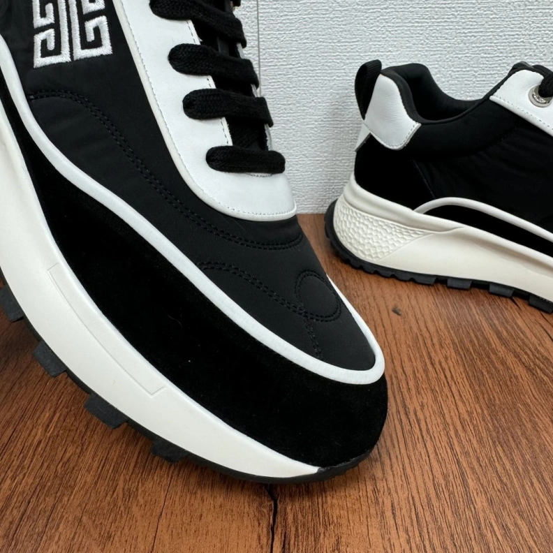 Popular Gxvxnchy Sneakers 151992