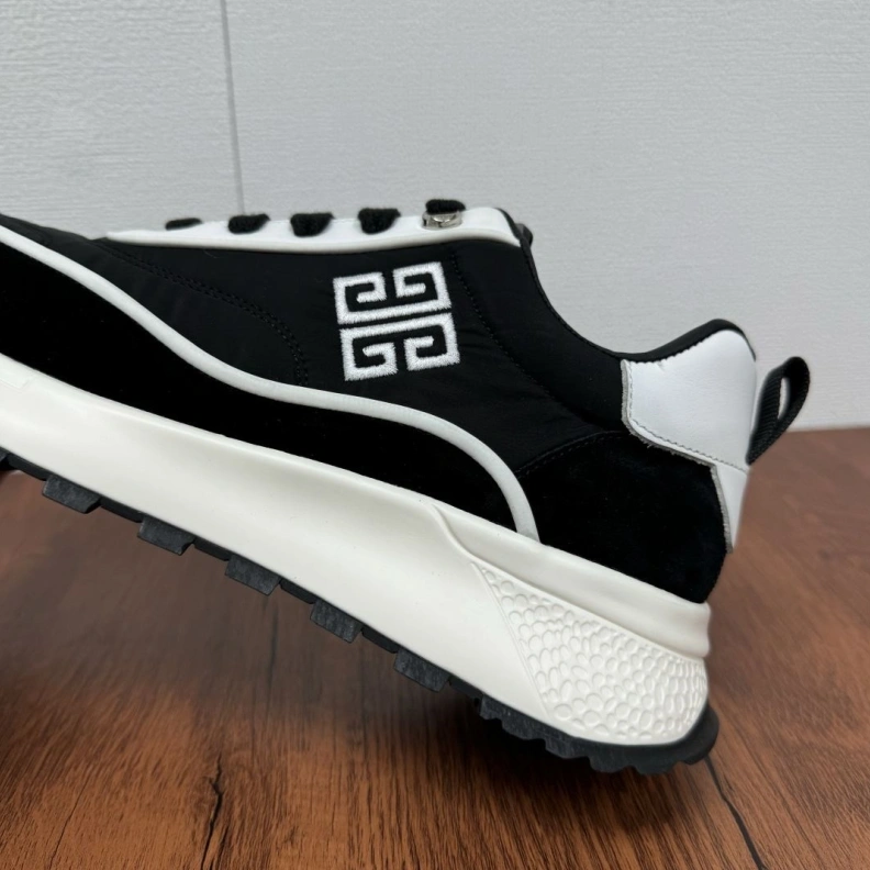 Popular Gxvxnchy Sneakers 151992