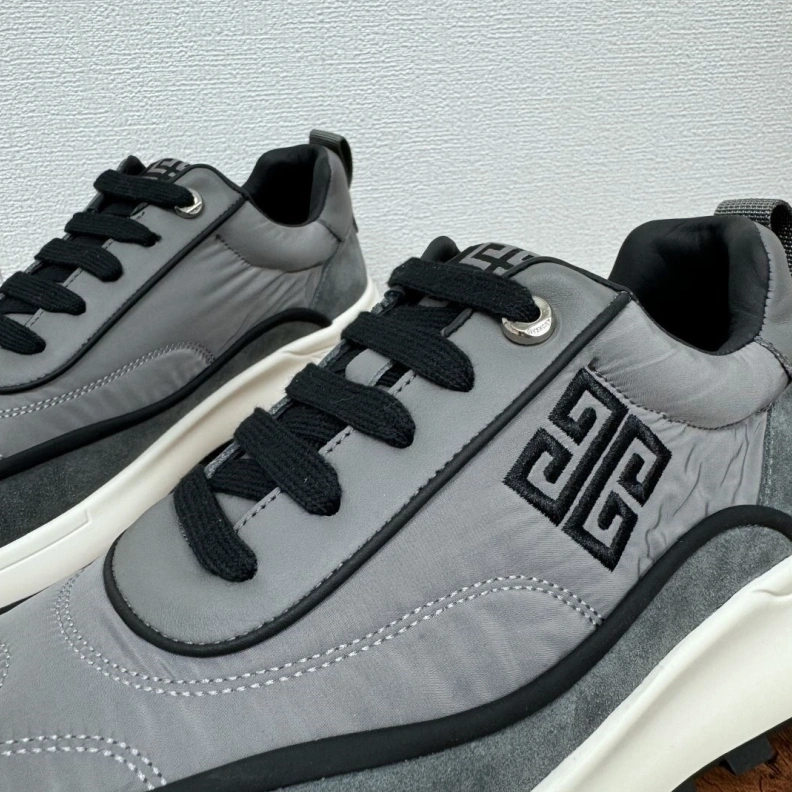 Classic Gxvxnchy Sneakers 151965