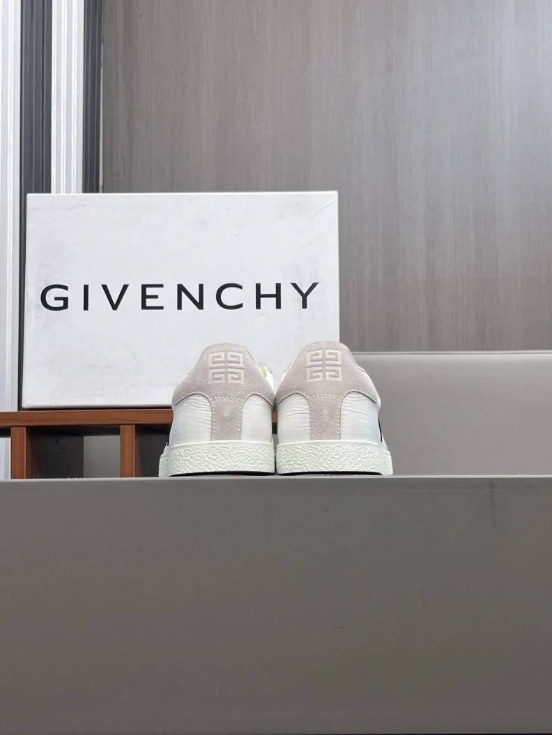 Lightweight Gxvxnchy Sneakers 151973