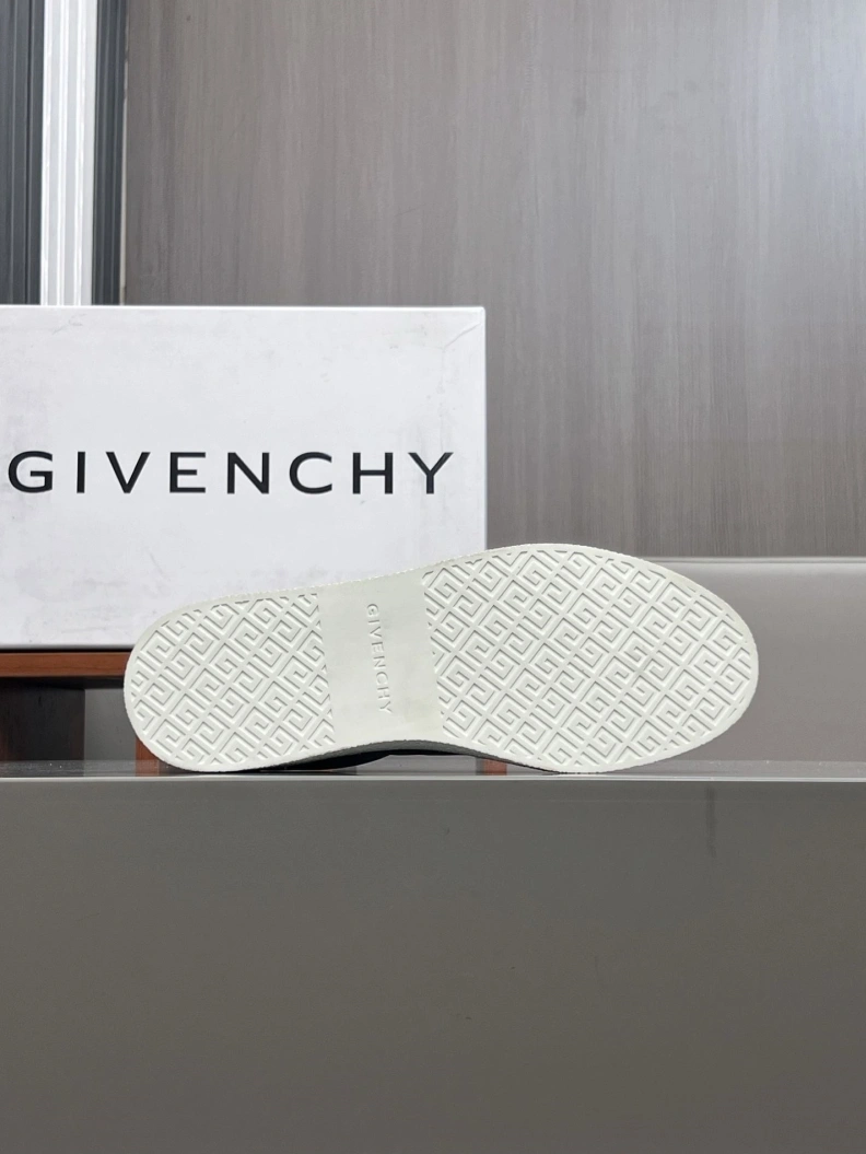 Lightweight Gxvxnchy Sneakers 151973