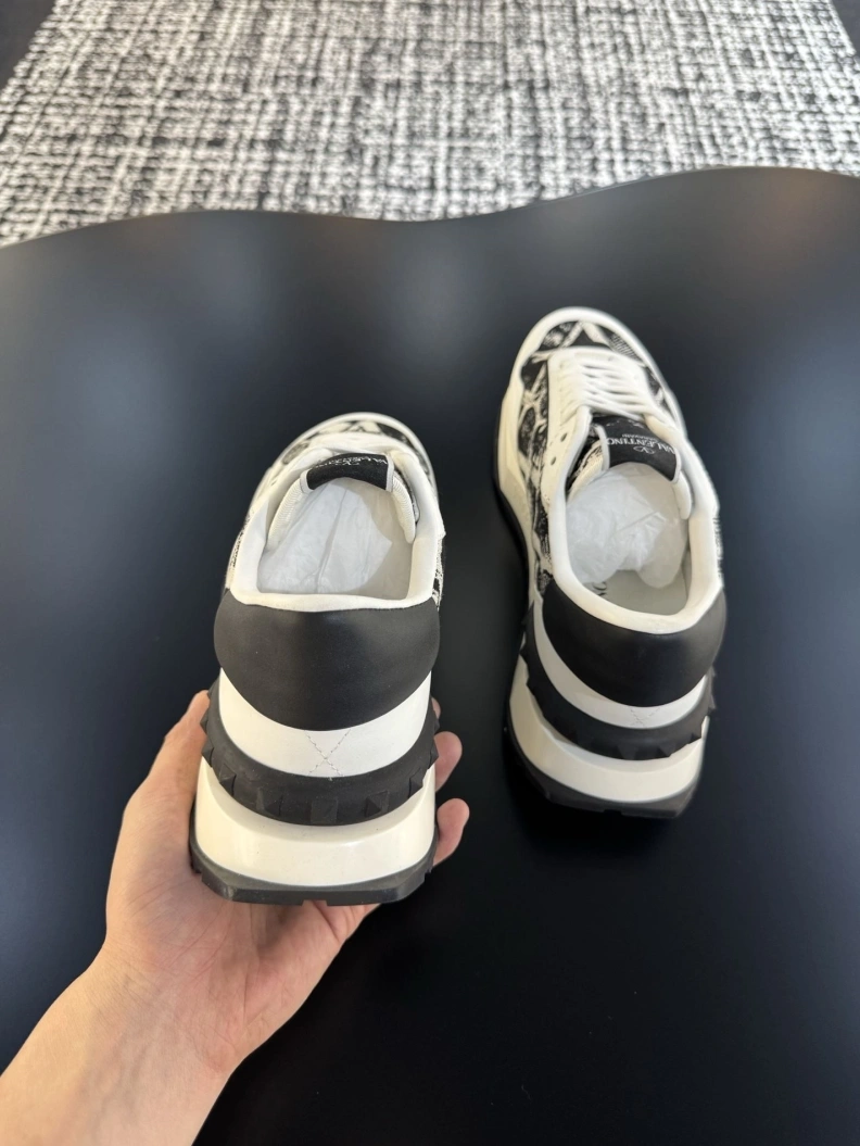 Minimalist Gxvxnchy Sneakers 151970