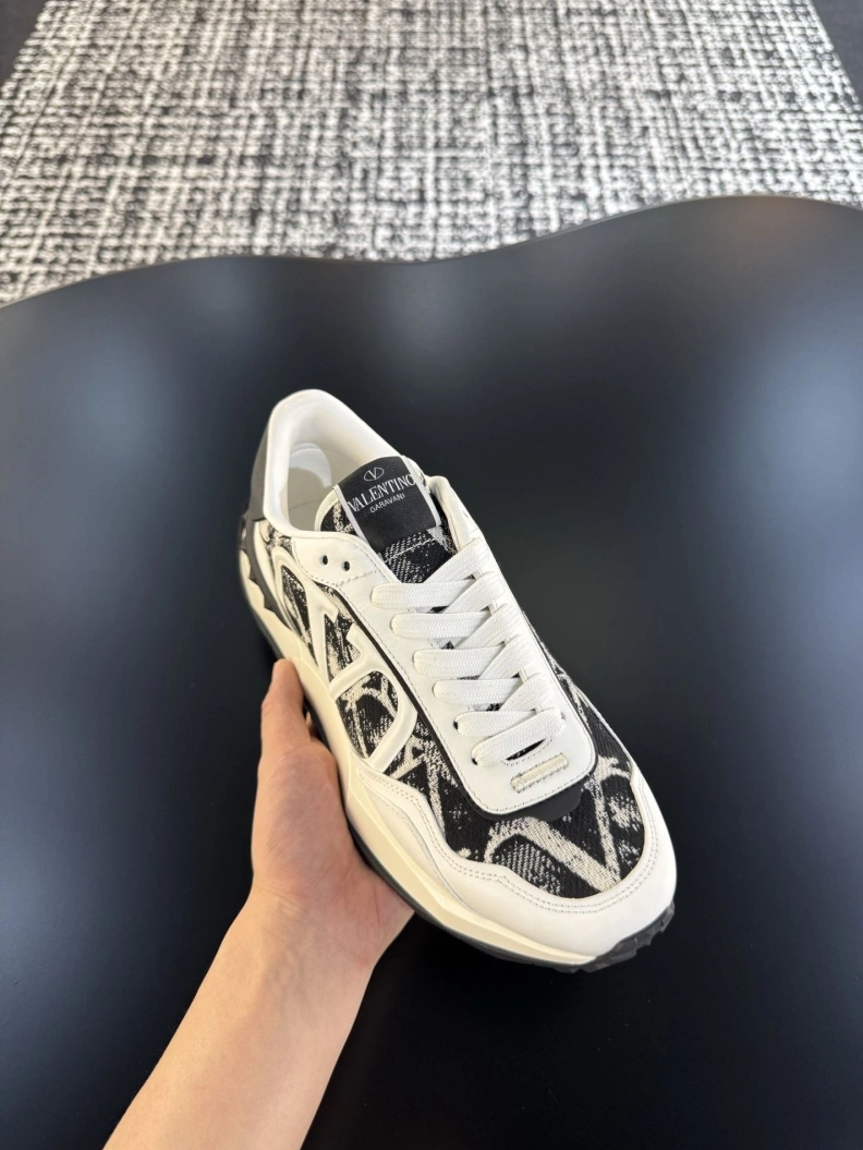 Minimalist Gxvxnchy Sneakers 151970