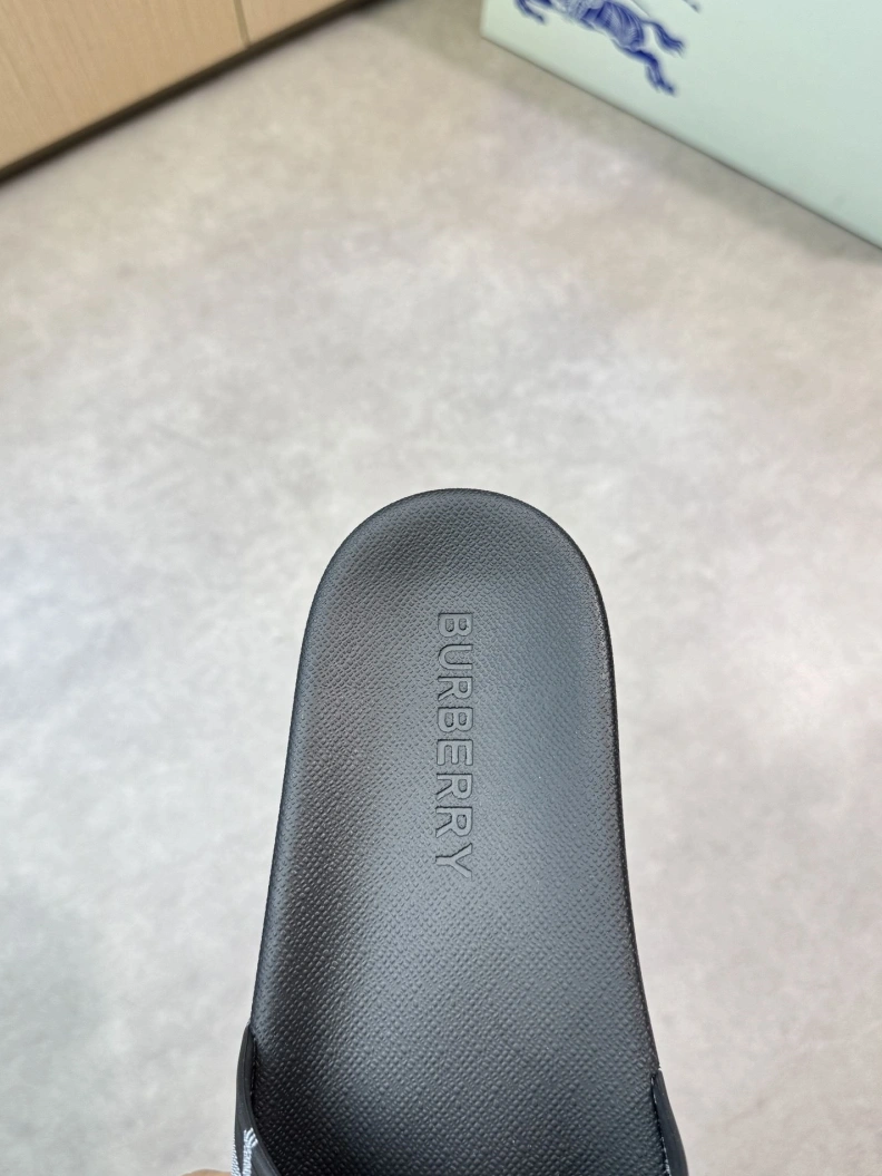 Functional Bxrbxrry Slippers 114507