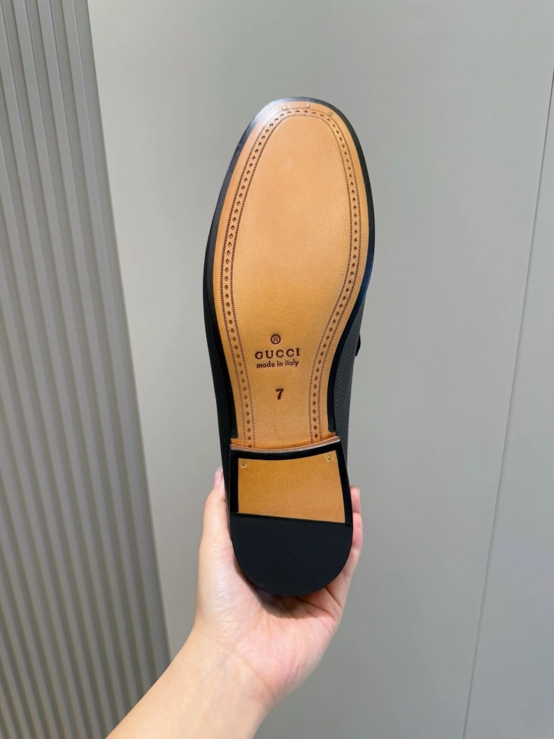 Vibrant Gxccx Leather Shoes 155400
