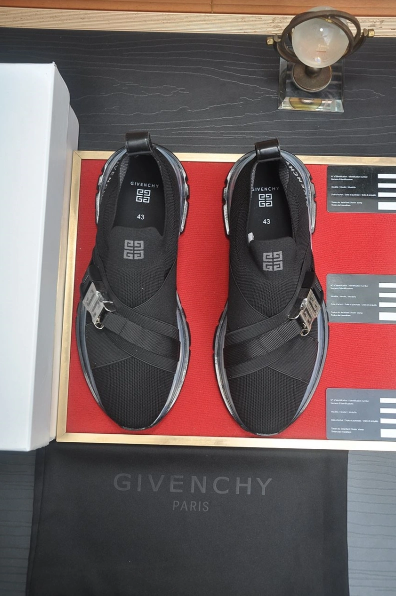 Gxvxnchy Sneakers Trendsetting 151959