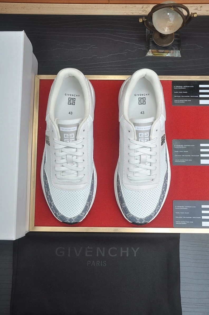 Trendsetting Gxvxnchy Sneakers 151958