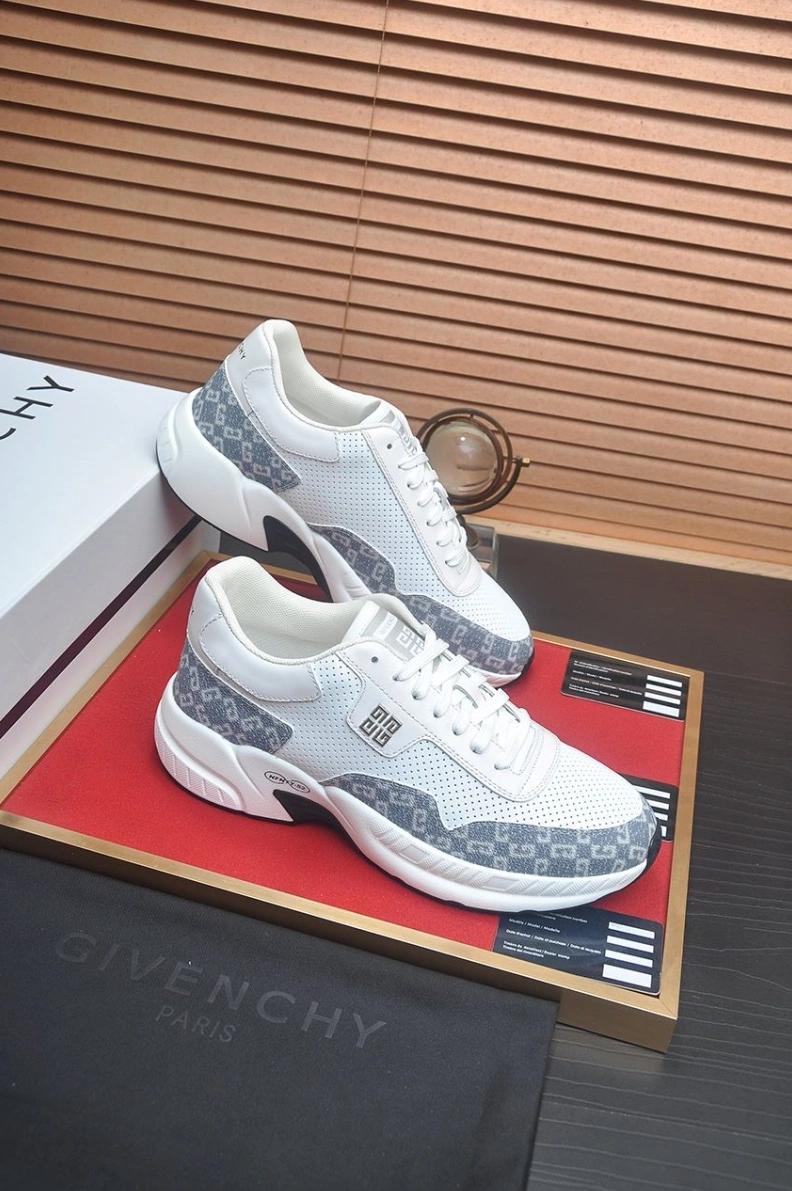 Trendsetting Gxvxnchy Sneakers 151958
