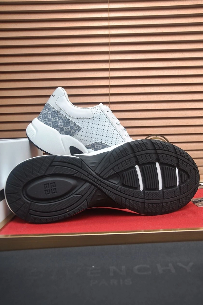 Trendsetting Gxvxnchy Sneakers 151958