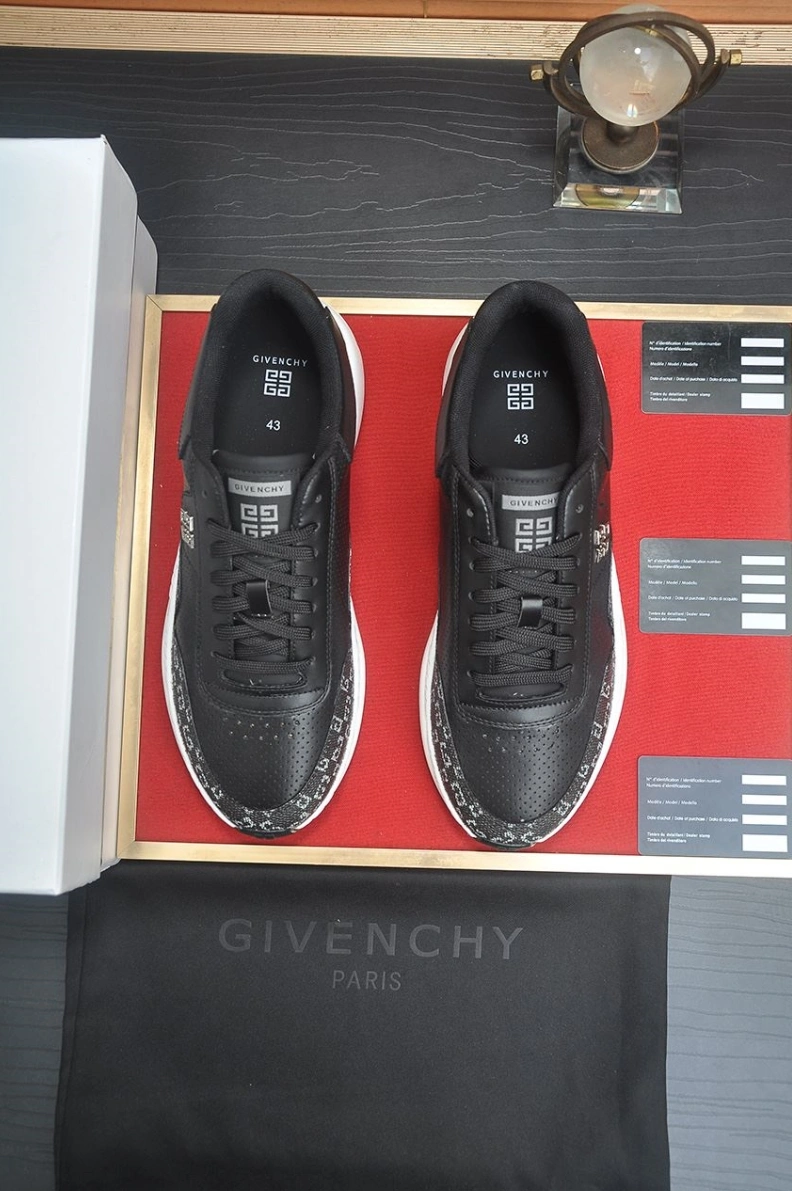 Gxvxnchy Sneakers AllSeason 151954