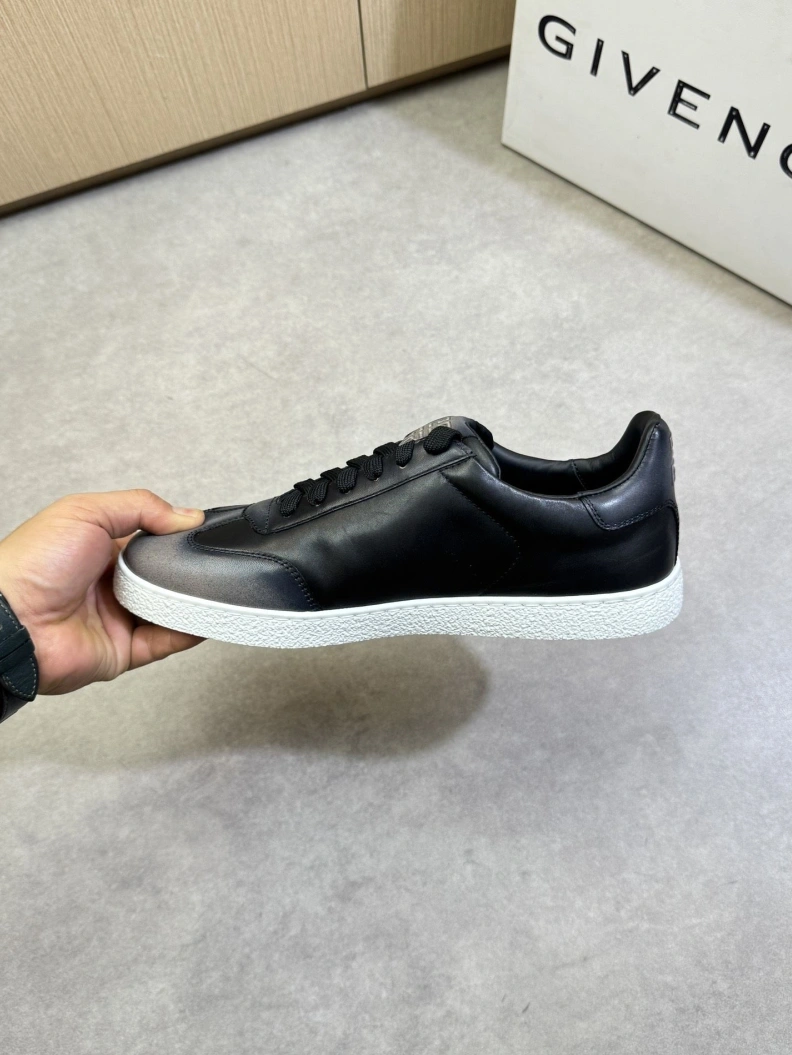 Gxvxnchy Sneakers Refined 151955