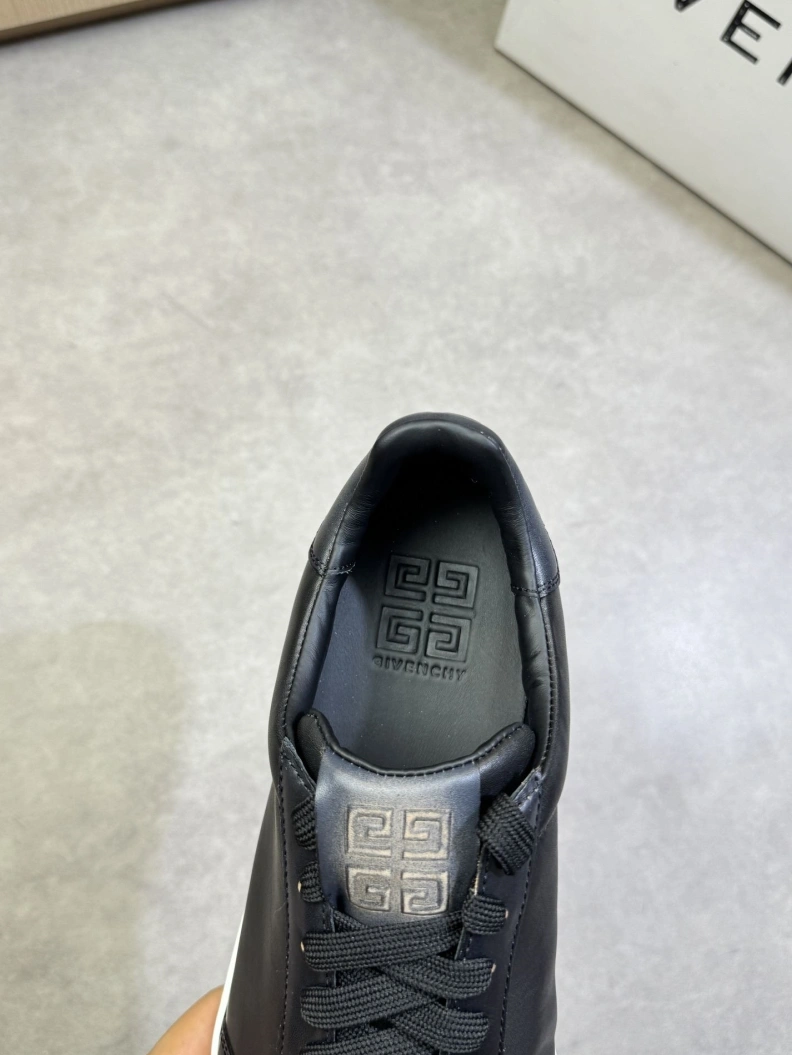 Gxvxnchy Sneakers Refined 151955