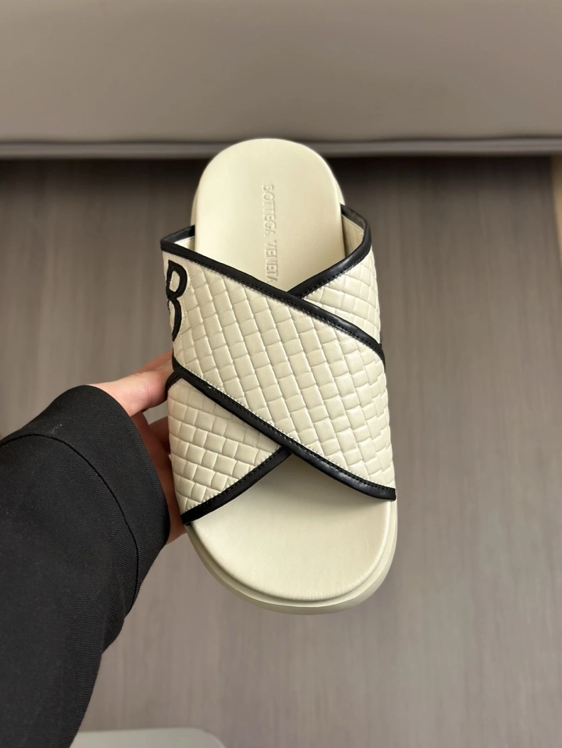 Bold Bxttxga Vxnxta Slippers 112323