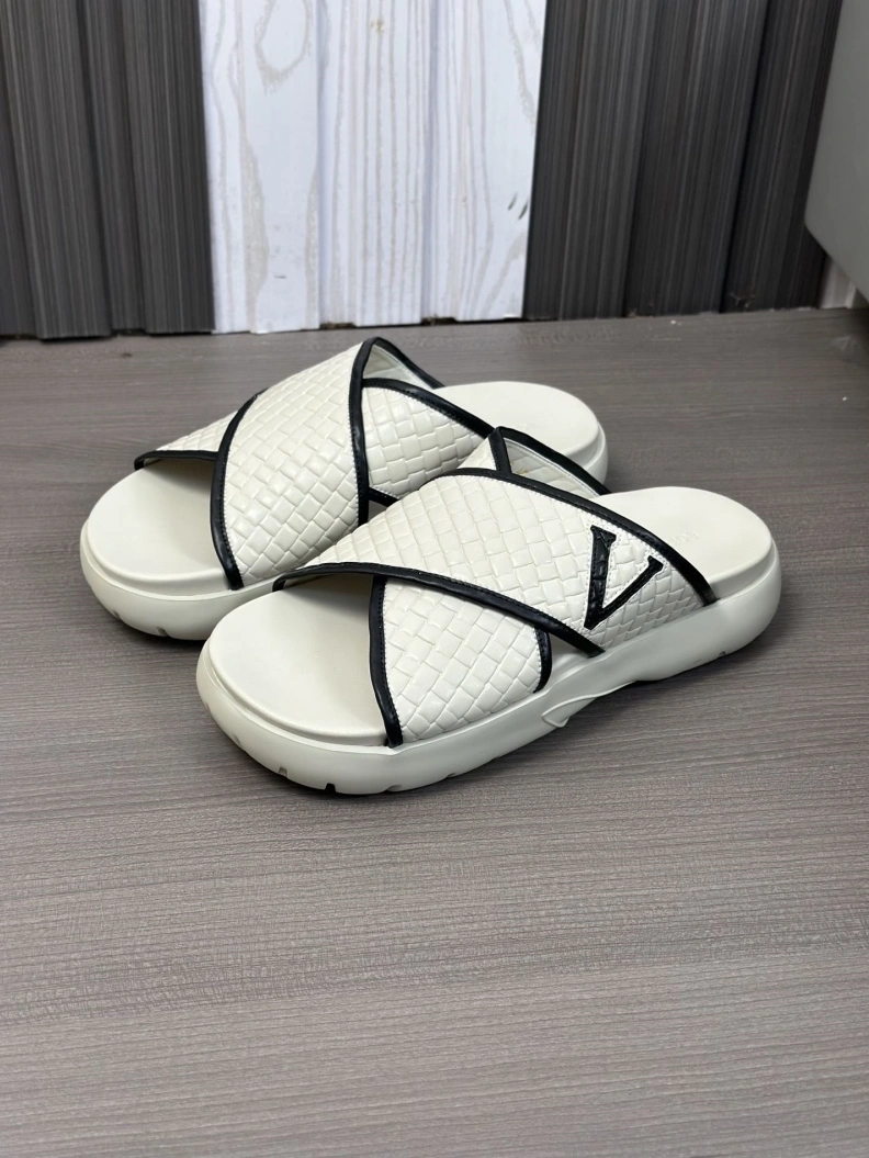 Bold Bxttxga Vxnxta Slippers 112323