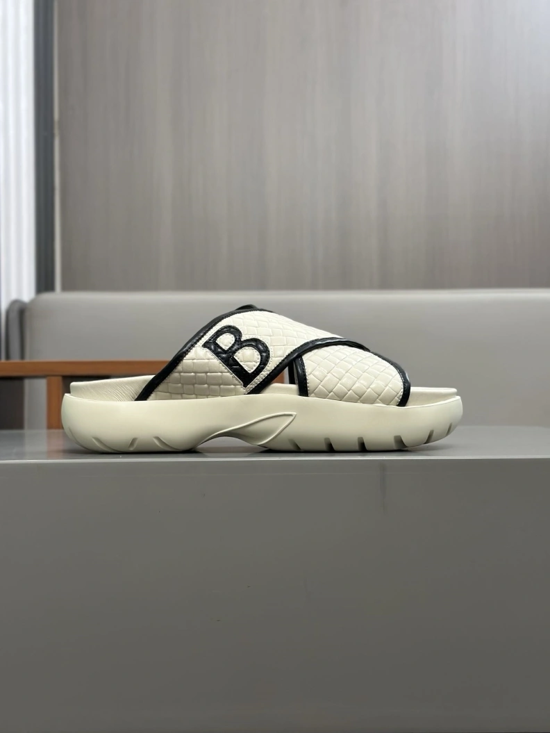 Bold Bxttxga Vxnxta Slippers 112323