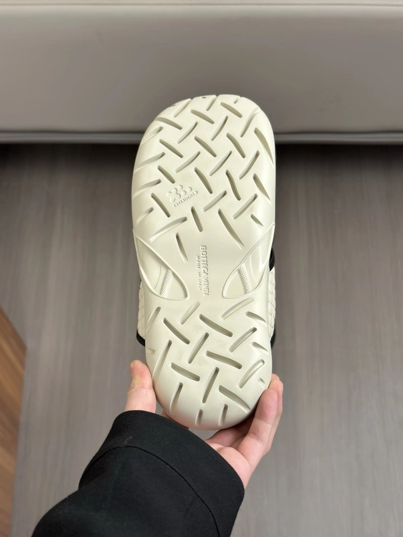 Bold Bxttxga Vxnxta Slippers 112323