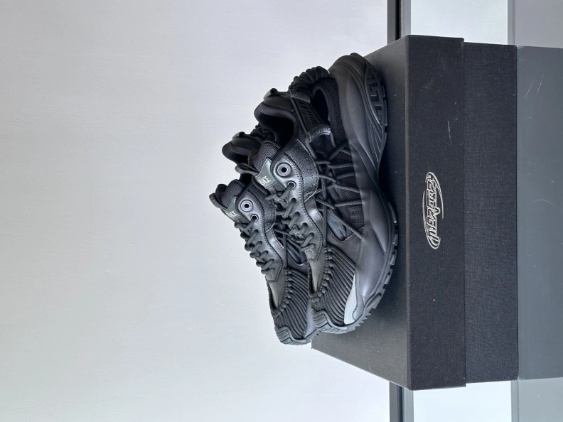 Cozy Gxvxnchy Sneakers 152379