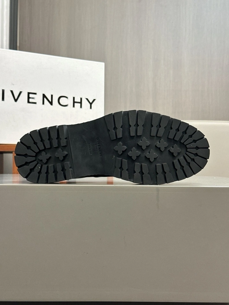 Gxvxnchy Sneakers Classic 151941