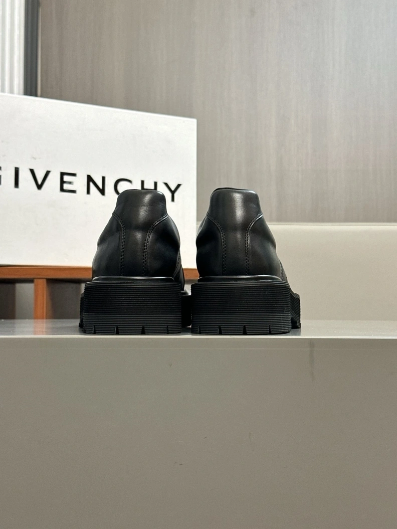 Gxvxnchy Sneakers Classic 151941