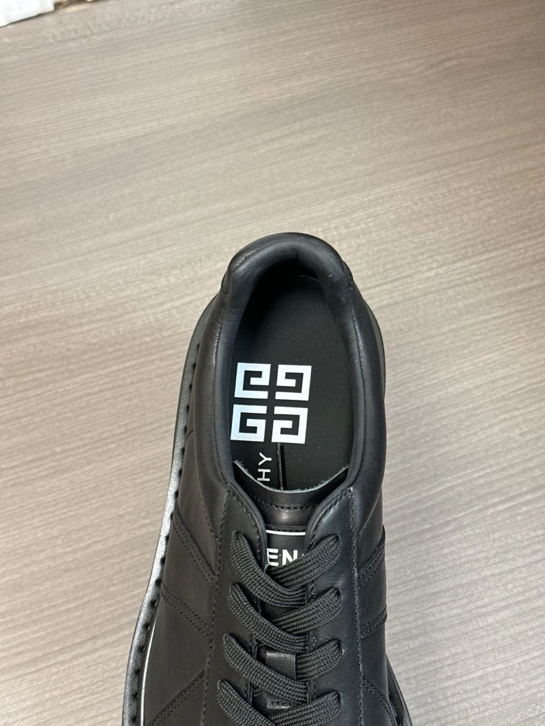 Gxvxnchy Sneakers Classic 151941