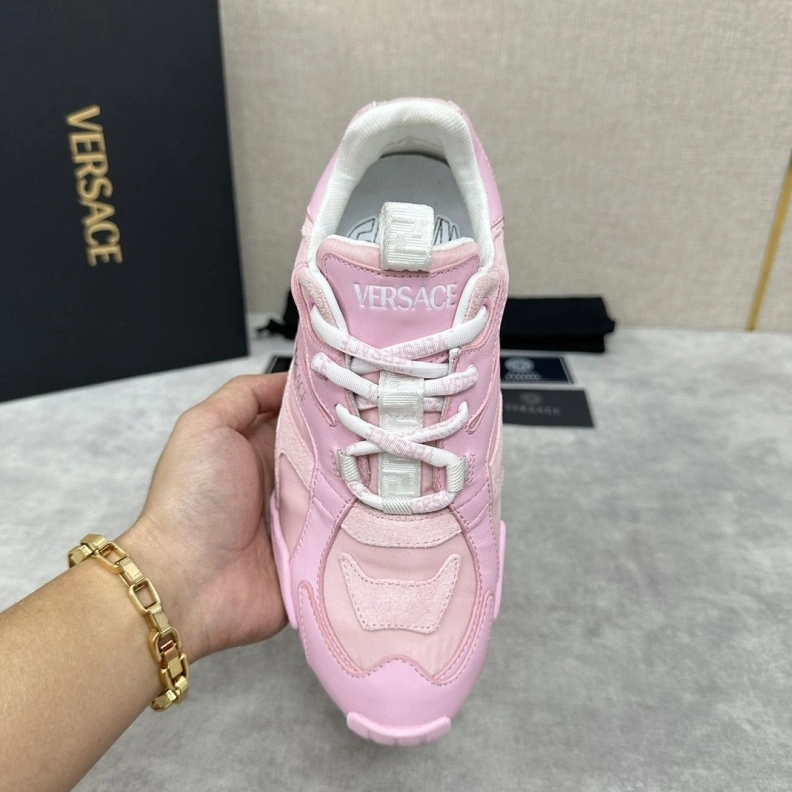 Versatile Gxvxnchy Sneakers 152384