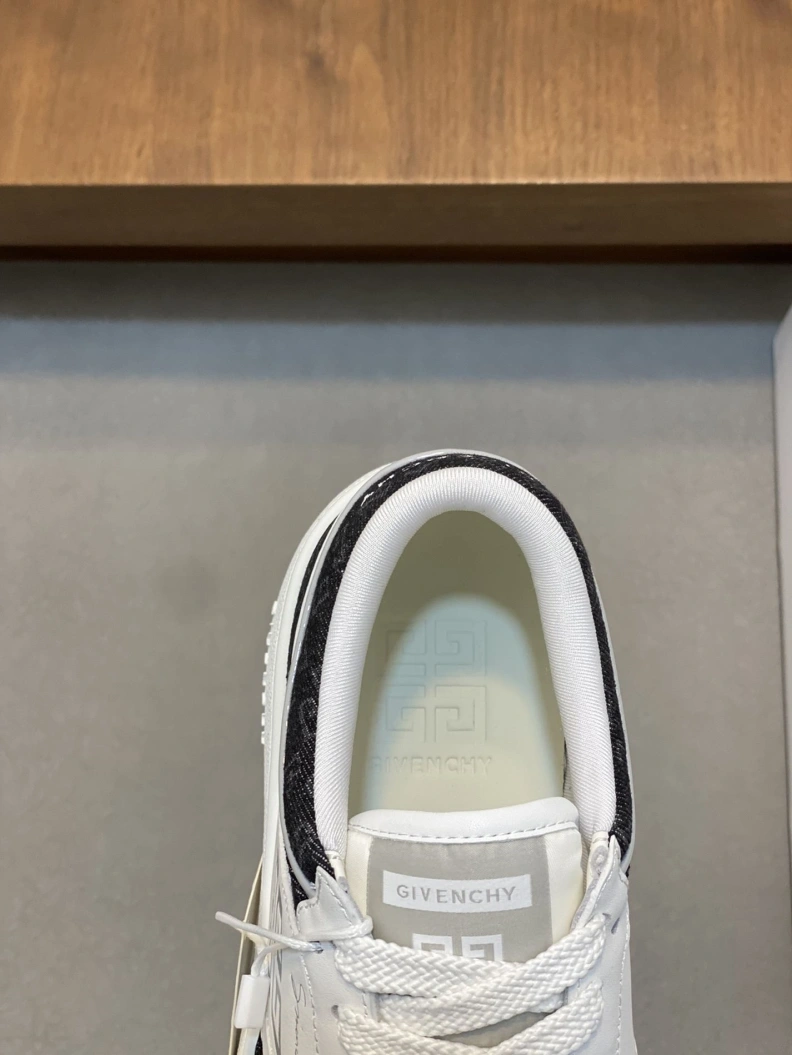 AllSeason Gxvxnchy Sneakers 152372