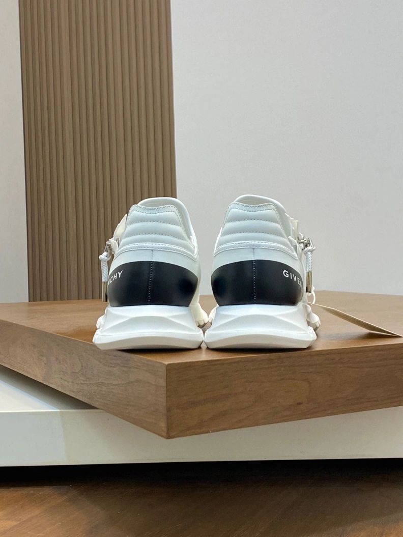 Gxvxnchy Sneakers Sleek 152374