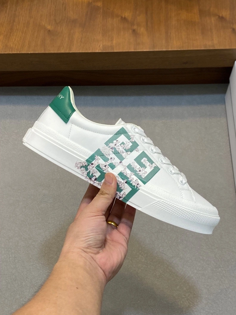 HighQuality Gxvxnchy Sneakers 152364