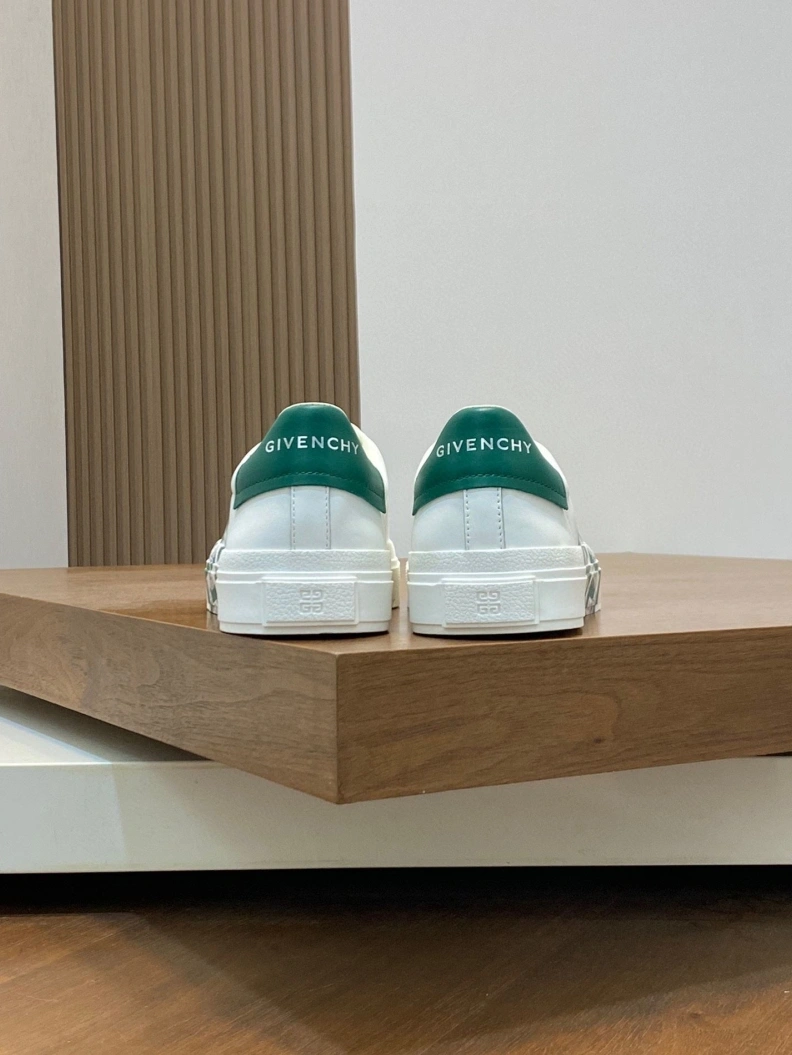 HighQuality Gxvxnchy Sneakers 152364