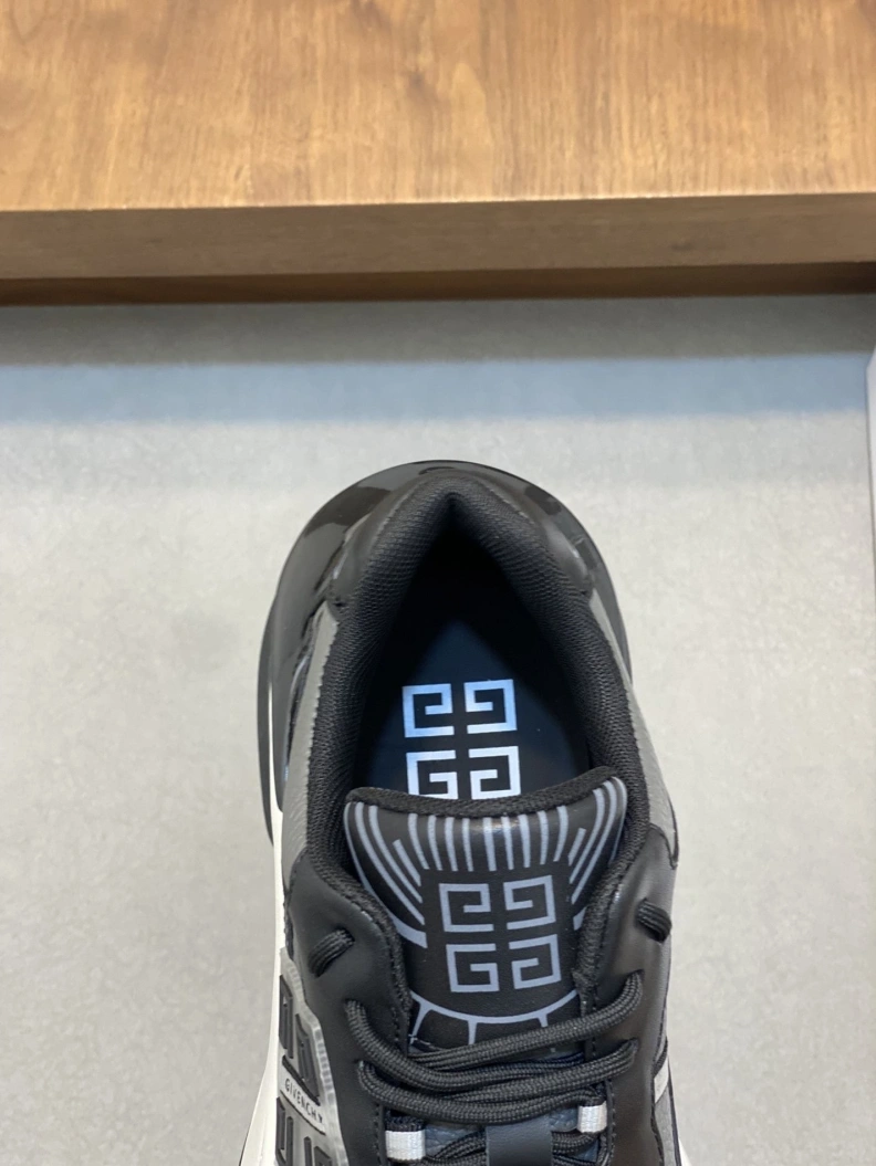 Gxvxnchy Sneakers Sleek 152353
