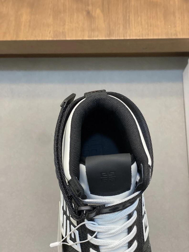 HighQuality Gxvxnchy Sneakers 152347