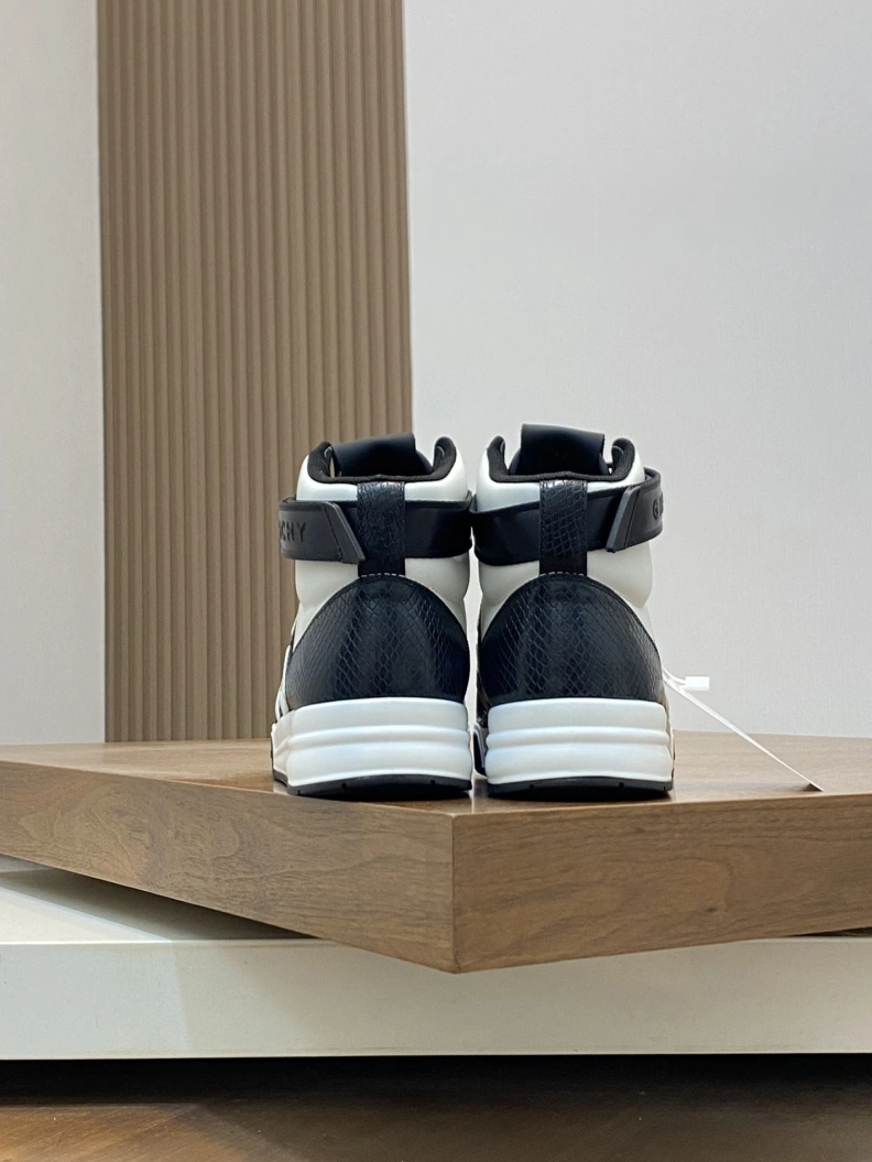 HighQuality Gxvxnchy Sneakers 152347