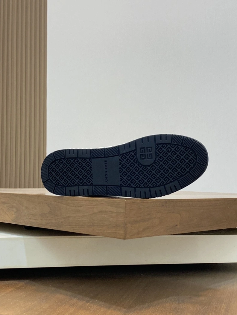 HighQuality Gxvxnchy Sneakers 152347