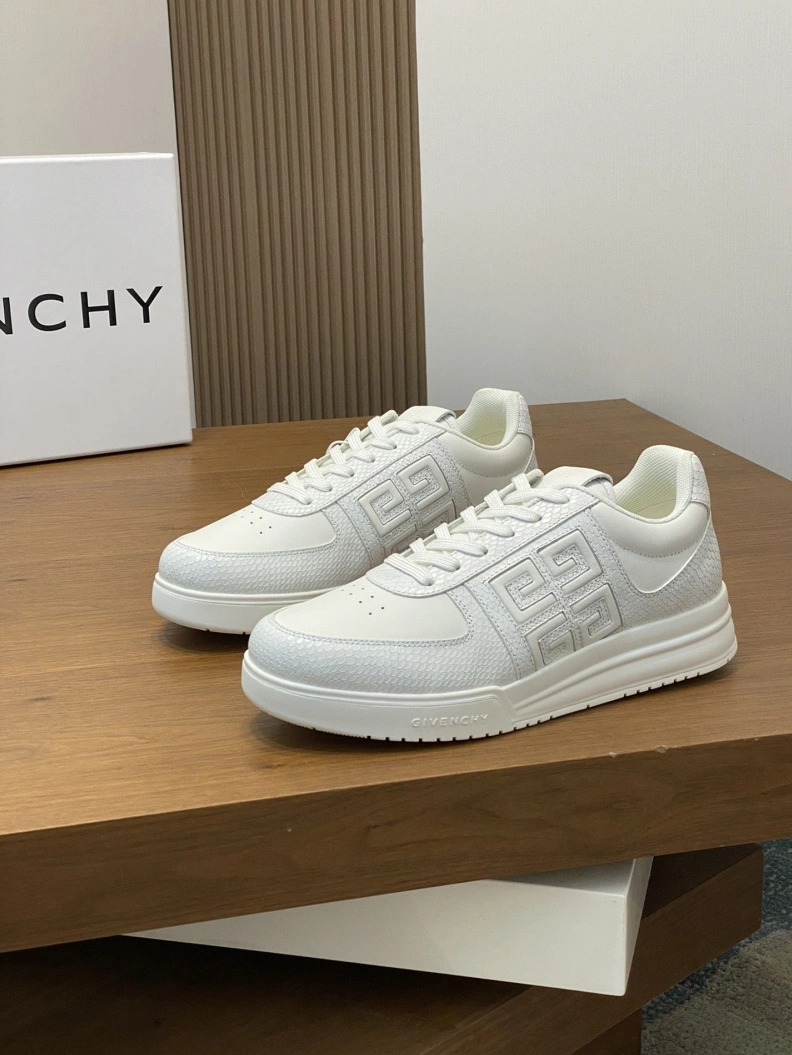 Compact Gxvxnchy Sneakers 152324