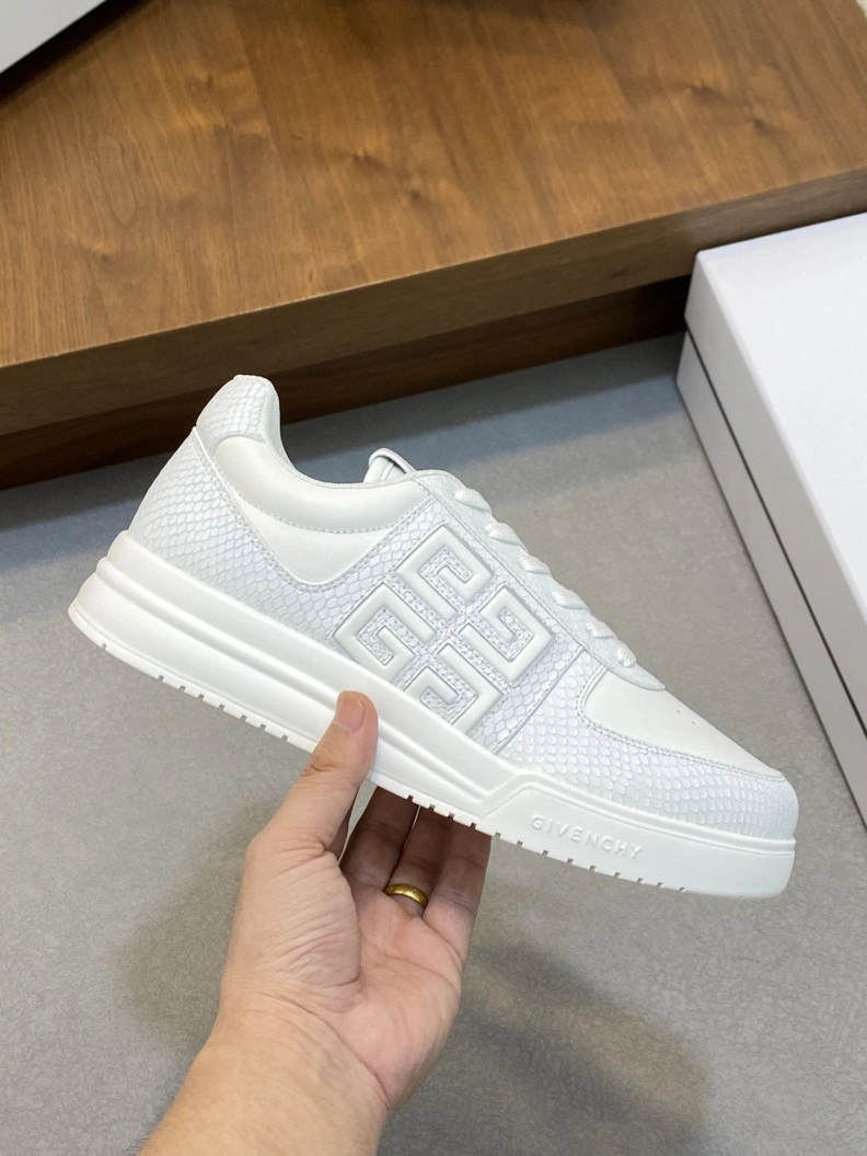 Compact Gxvxnchy Sneakers 152324
